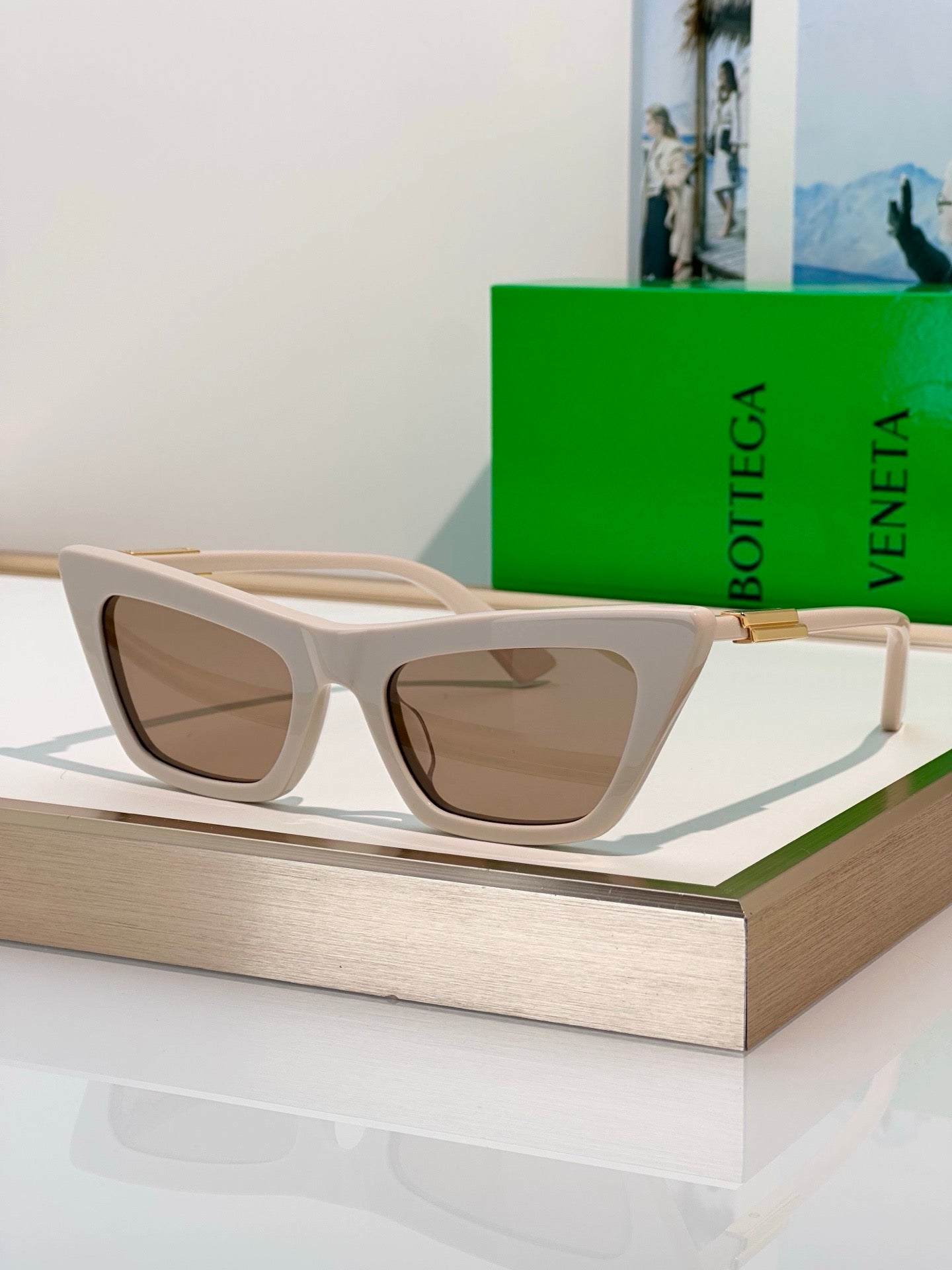 BOTTEGA VENETA BV1446 Snap Ribbon 53MM Cat-Eye Sunglasses 💚