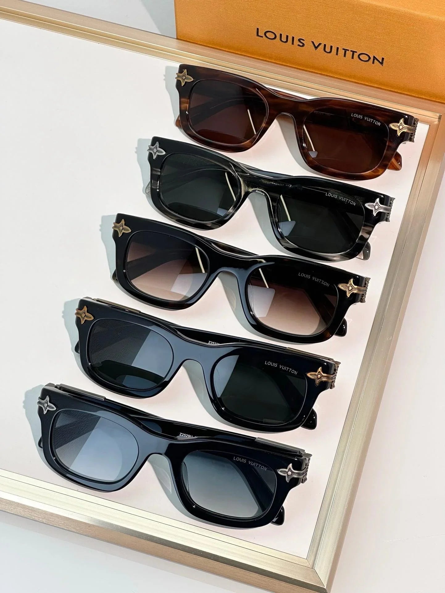 Louis Vuitton Z2556U  LV Arabesque Unisex Sunglasses ✨