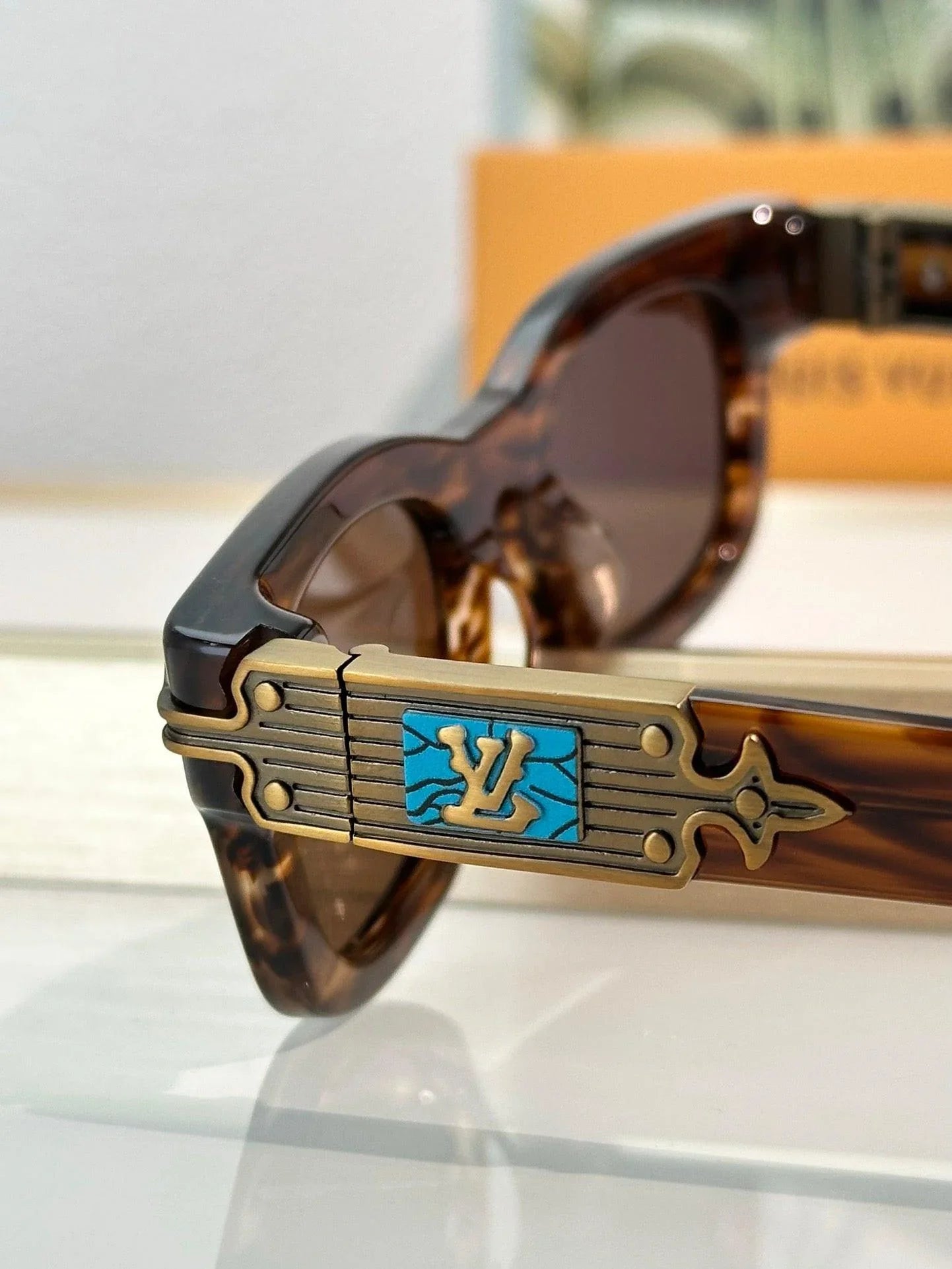 Louis Vuitton Z2556U  LV Arabesque Unisex Sunglasses ✨