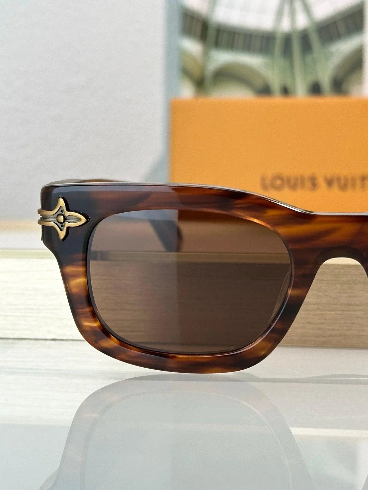 Louis Vuitton Z2556U  LV Arabesque Unisex Sunglasses ✨