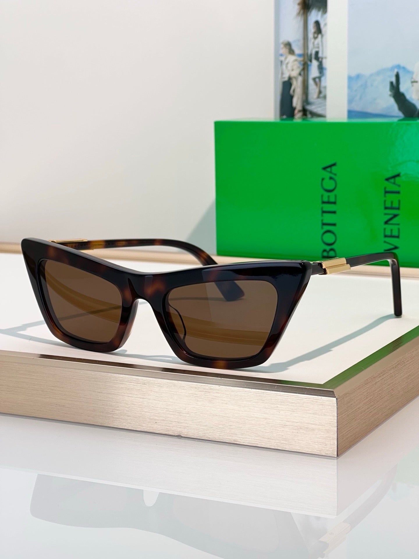 BOTTEGA VENETA BV1446 Snap Ribbon 53MM Cat-Eye Sunglasses 💚