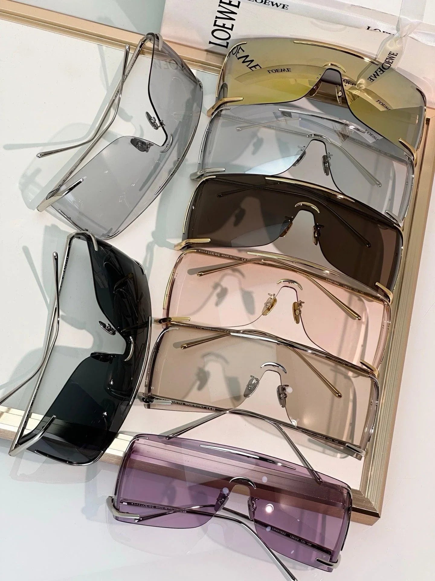 - LOEWE  SIGNATURE LW40193U Sunglasses  ✨